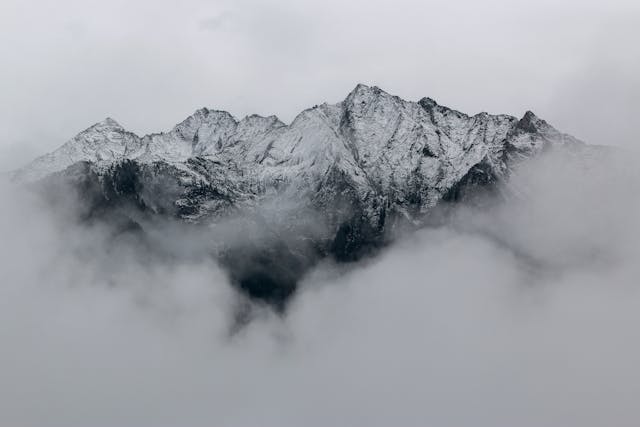 Secrets enfouis sous la neige : les énigmes judiciaires les plus troublantes des Alpes